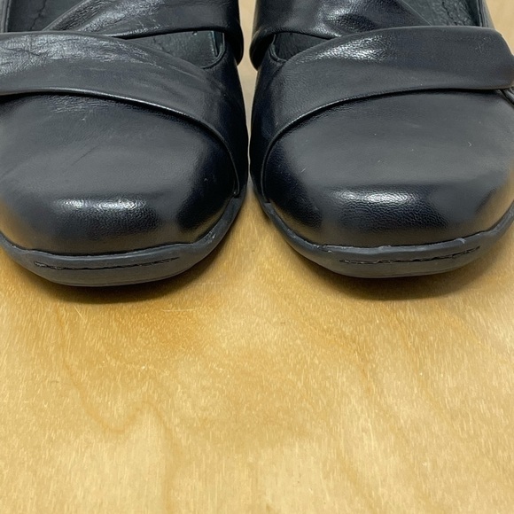 Black Women's Shoes with Seahorse Detail - Picture 3 of 10